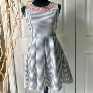 Sleeveless black and white striped piping dress